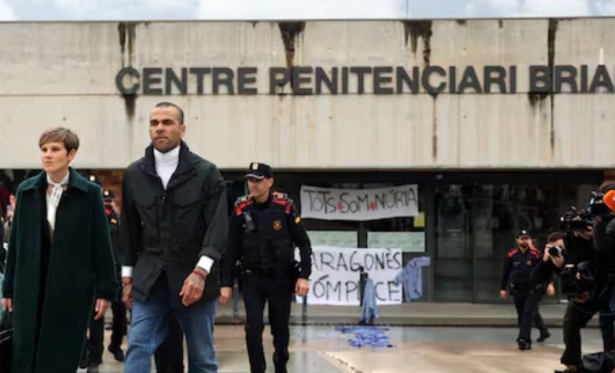 Condenado por estupro, Daniel Alves  solto aps pagar fiana de 1 milho de euros