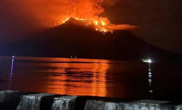 Vulco entra em erupo na Indonsia e fora mais de 800 pessoas a abandonarem suas casas