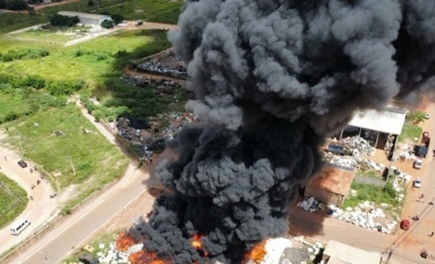 Incndio de grande proporo atinge depsito de reciclagem no Extremo Oeste baiano