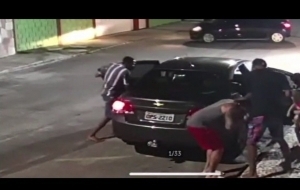 Vídeo: Cantor da banda Jammil tem carro roubado no bairro de Itapuã