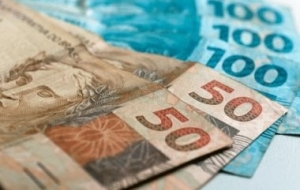 Bolsonaro confirma reajuste do salário mínimo para R$ 1.212 a partir de janeiro