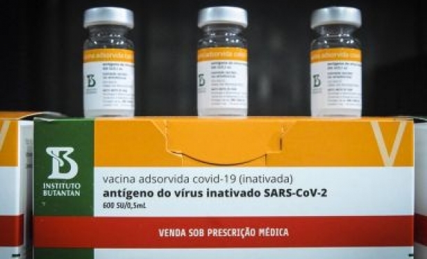 Vacinados com Coronavac precisam de 2 reforços contra Ômicron, diz estudo