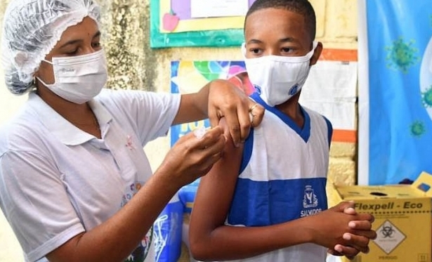 Segundo lote de vacinas destinado às crianças chega ao Brasil