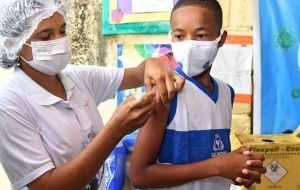 Segundo lote de vacinas destinado às crianças chega ao Brasil